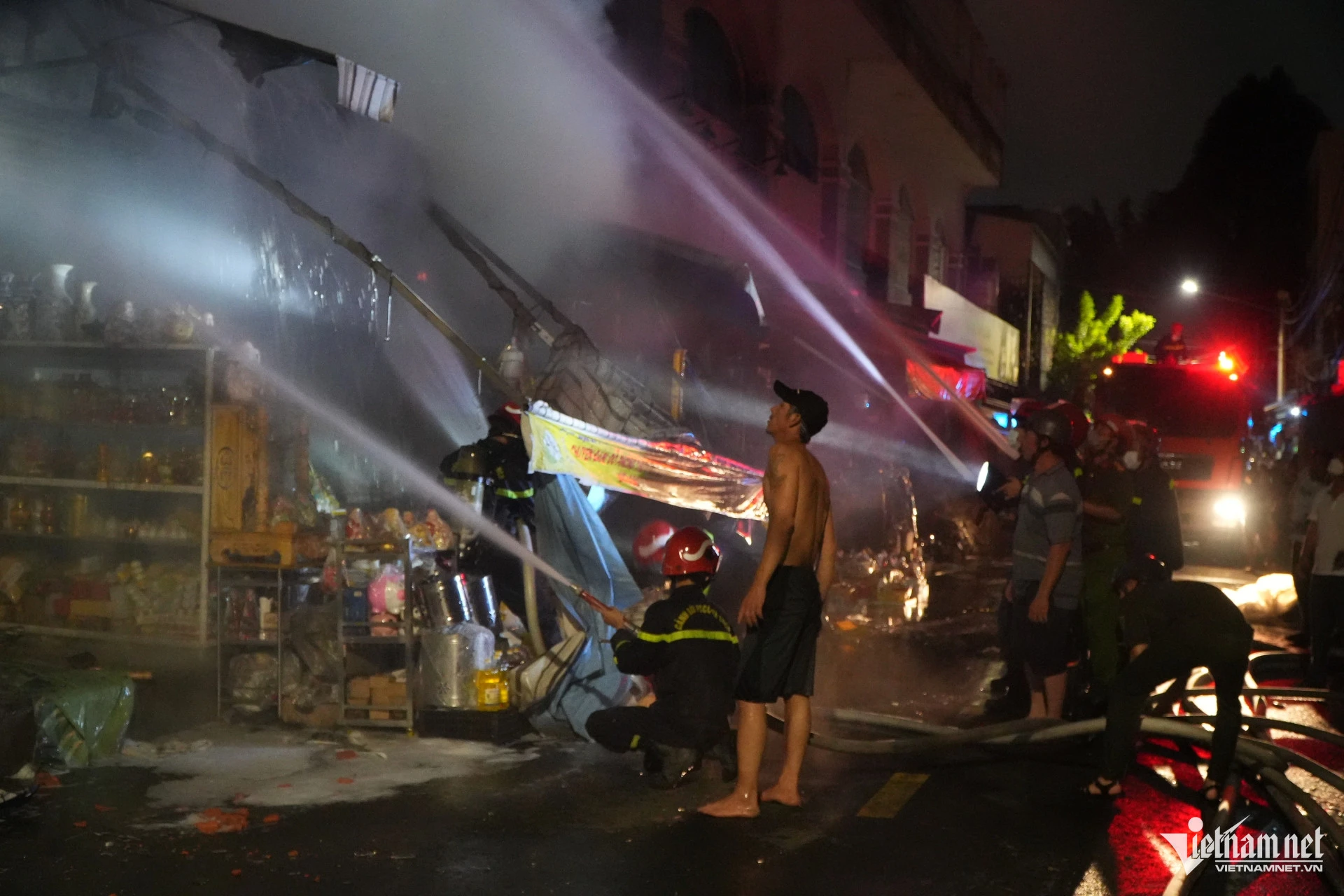 Cháy lớn khu vực chợ Biên Hòa, hàng chục ki ốt bị thiêu rụi - Hình 2