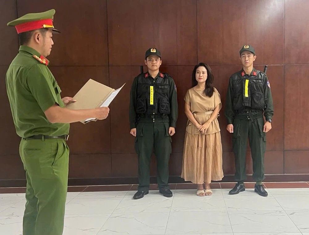 Khởi tố ca sĩ Phương Diễm Huyền và giám đốc công ty truyền thông - Hình 1