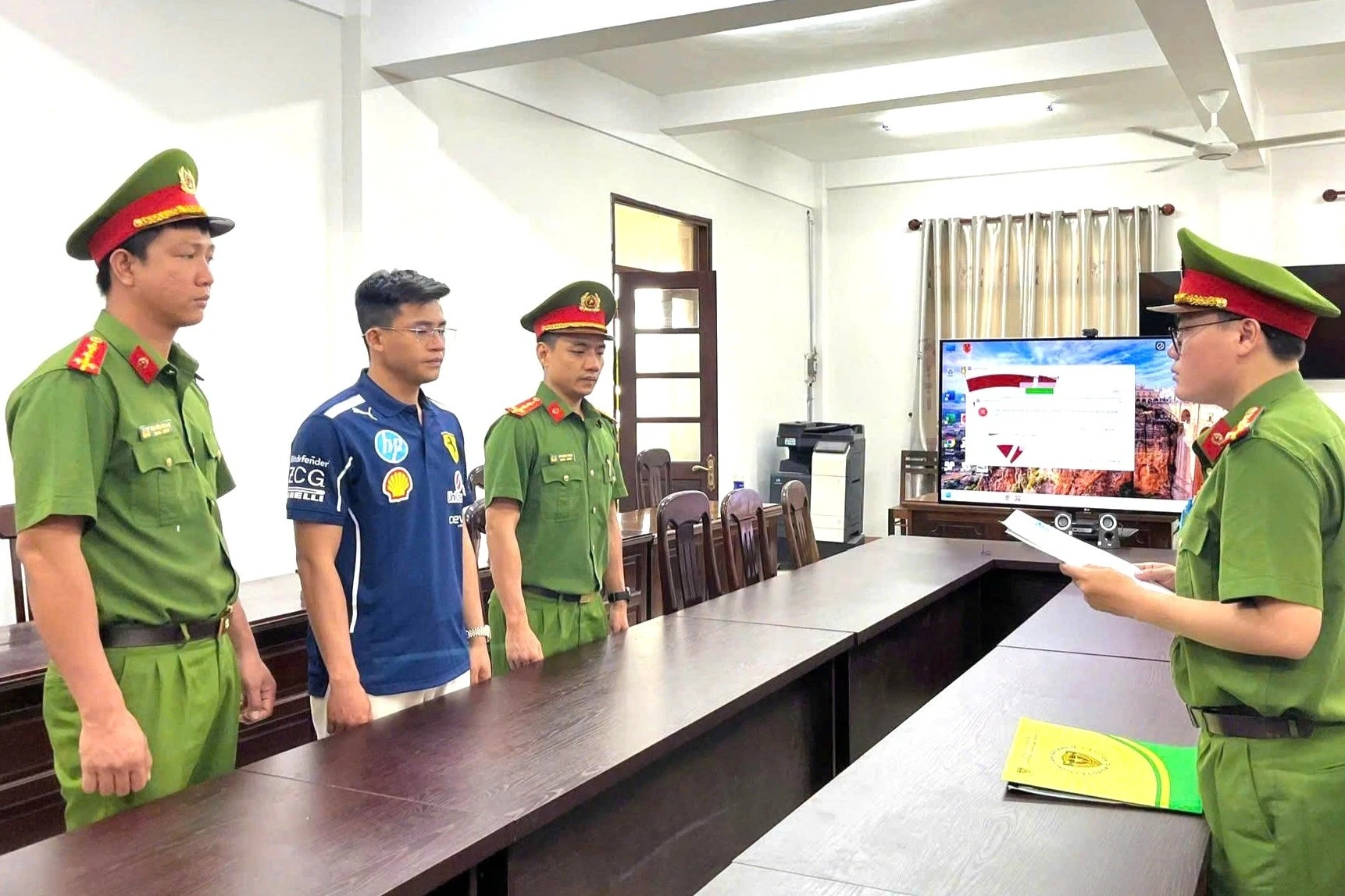 Khởi tố chủ cửa hàng buôn bán hơn 1.800 sản phẩm hàng hiệu rởm - Hình 1
