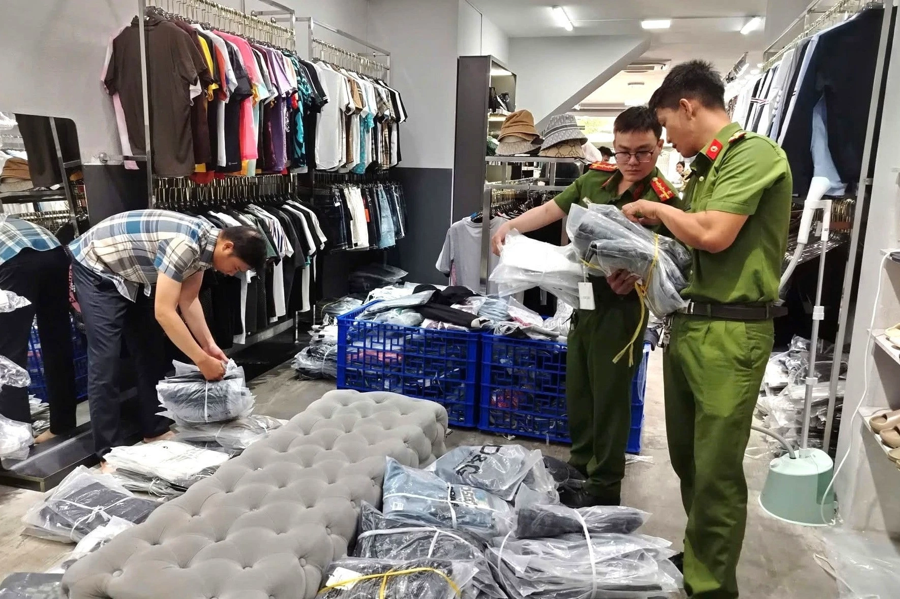 Khởi tố chủ cửa hàng buôn bán hơn 1.800 sản phẩm hàng hiệu rởm - Hình 2
