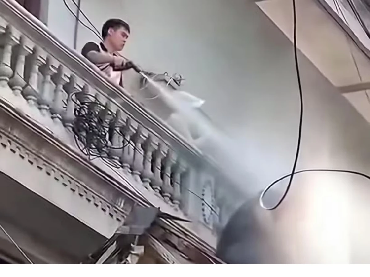 Khởi tố người đàn ông xịt nước vào thợ tháo dỡ ở Hà Nội - Hình 2