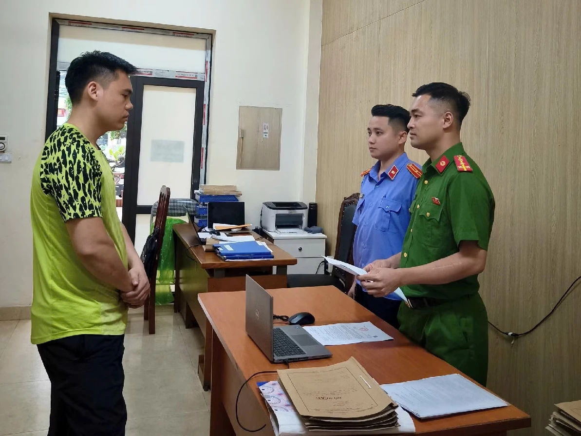Khởi tố người đàn ông xịt nước vào thợ tháo dỡ ở Hà Nội - Hình 1