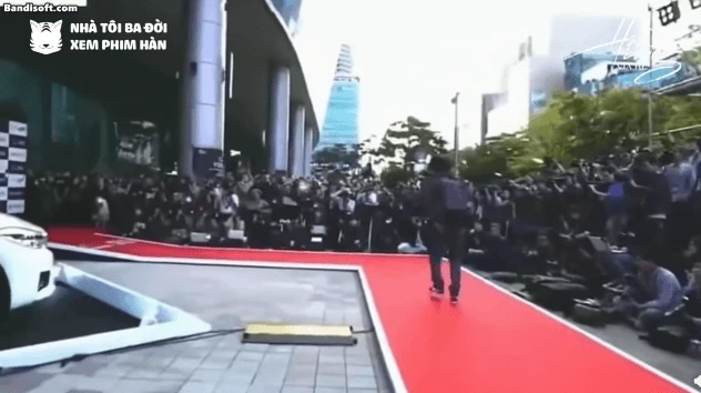 Lần đầu có sao hạng A mặc quần bò, đeo ba lô lên thảm đỏ: Visual tuyệt đối điện ảnh nhưng quyết không chịu đẹp - Hình 2