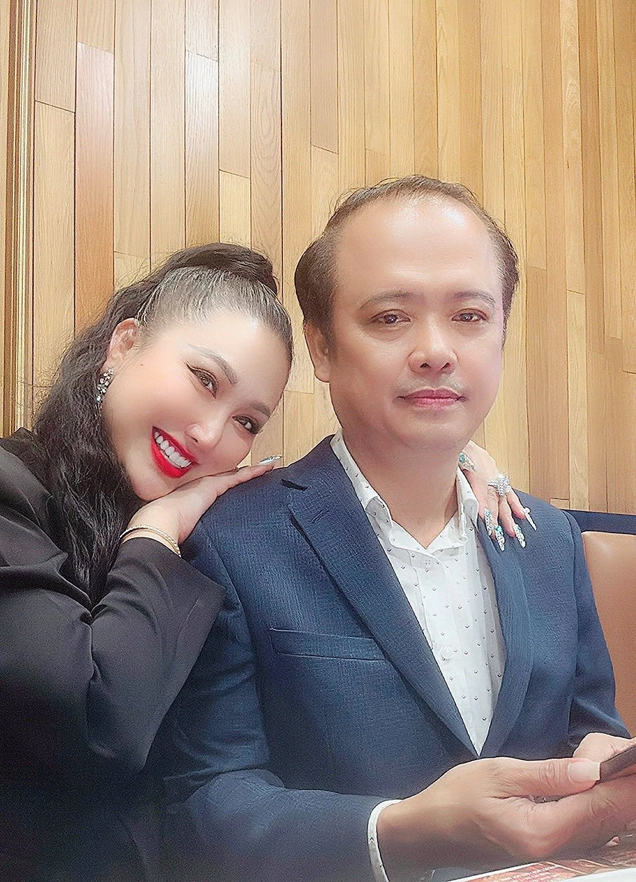Mẹ đơn thân là Phó viện trưởng được đại gia miền Tây U60 yêu say đắm: Chiều chuộng như công chúa, đưa về quê ra mắt gia đình - Hình 5