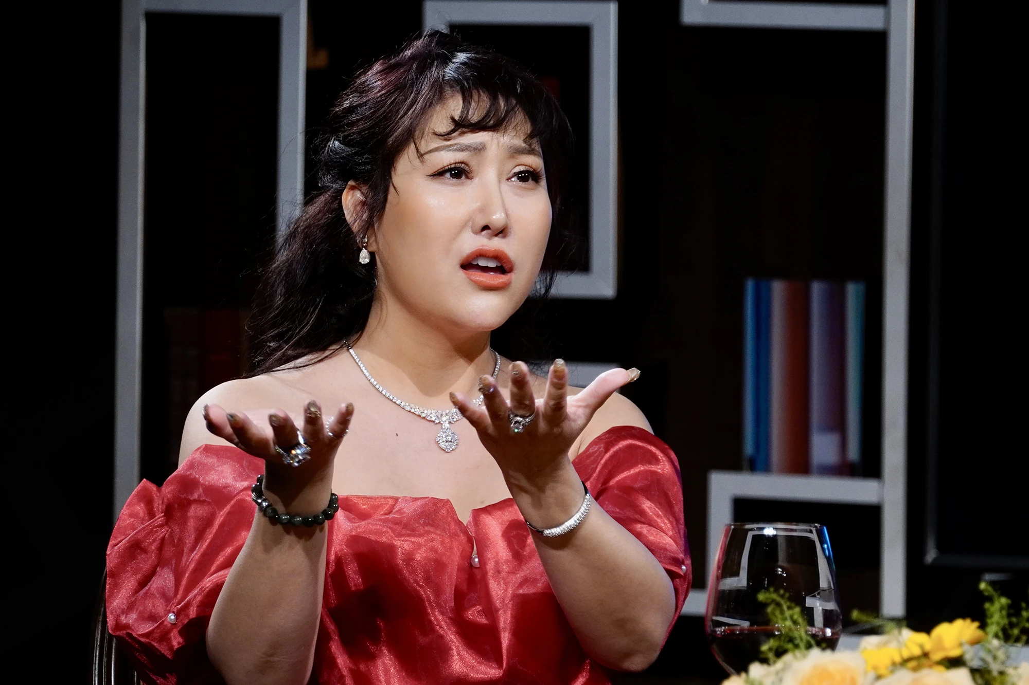 Mẹ đơn thân là Phó viện trưởng được đại gia miền Tây U60 yêu say đắm: Chiều chuộng như công chúa, đưa về quê ra mắt gia đình - Hình 4