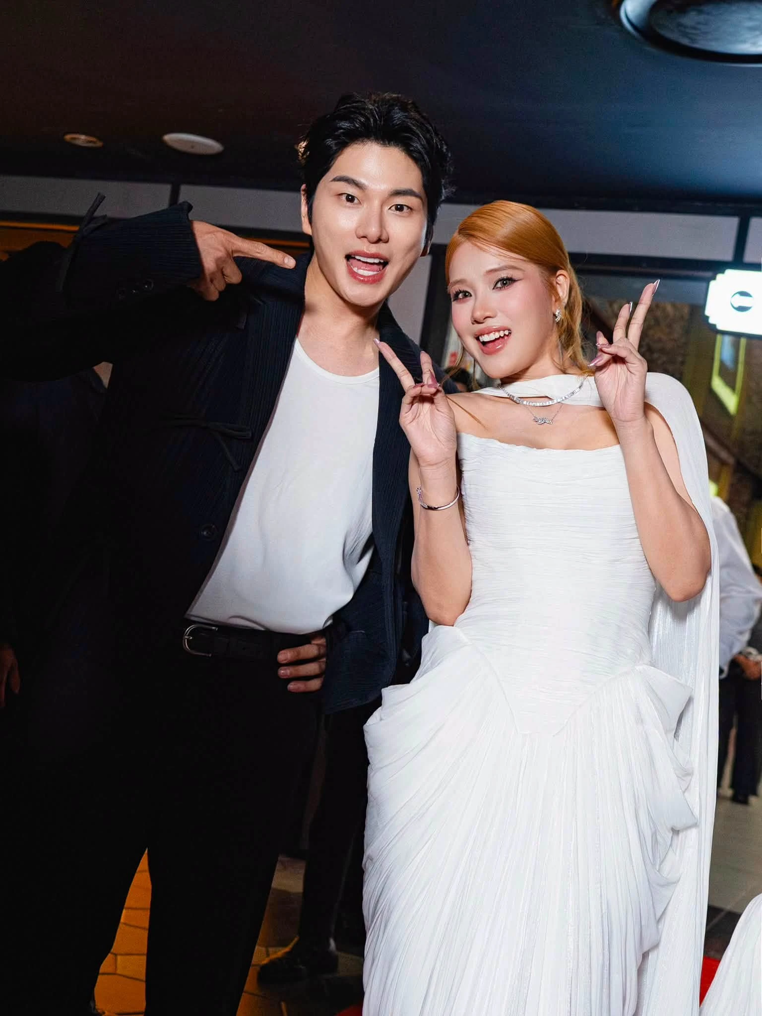 Truyền thông Hàn đồng loạt đưa tin về đoạn clip thân mật giữa Lee Yi Kyung và 1 mỹ nhân Việt - Hình 3