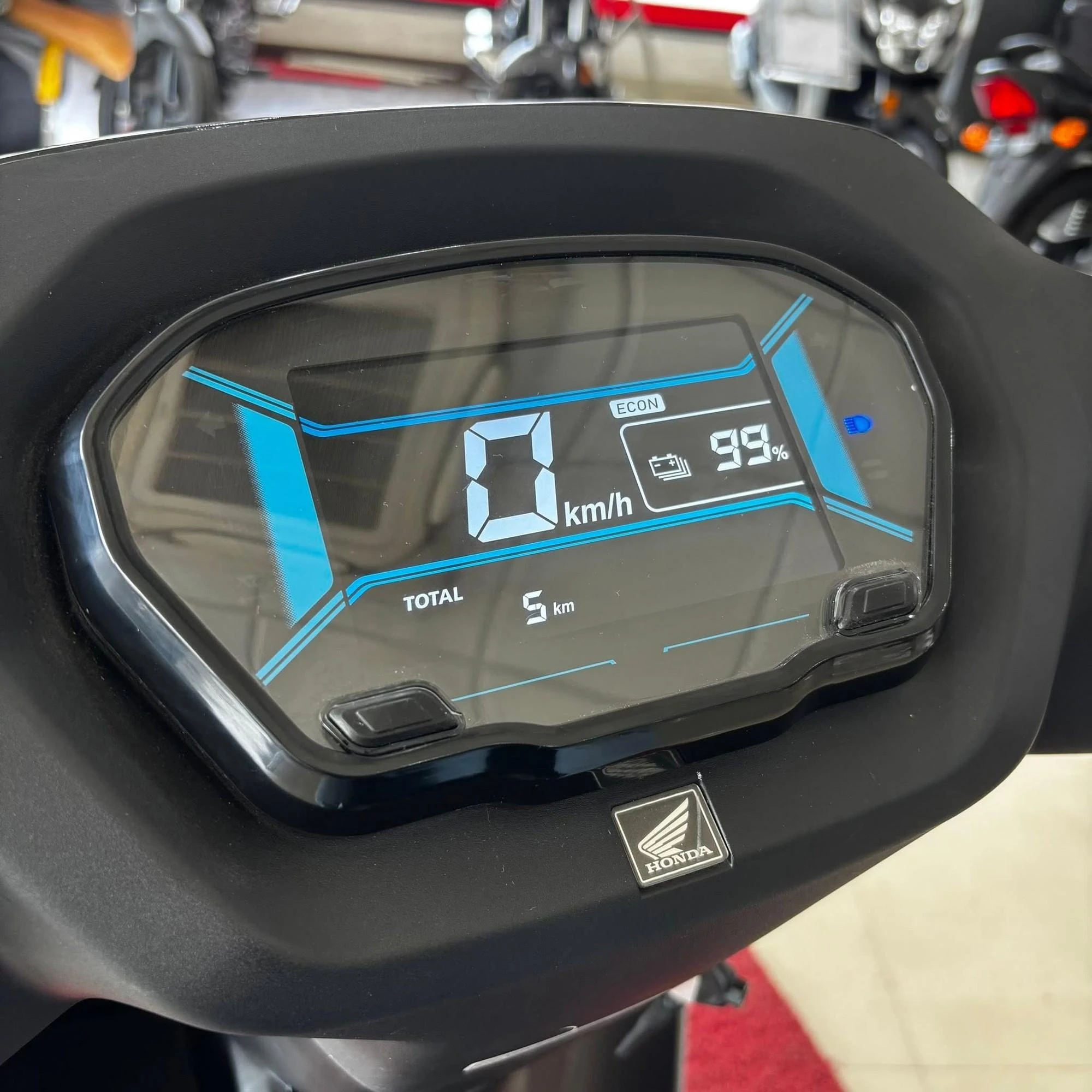 Xe máy điện Honda sắp về Việt Nam thiết kế nhỏ gọn, cốp rộng, đi 80km/lần sạc, giá rẻ chỉ 27 triệu đồng - Hình 4