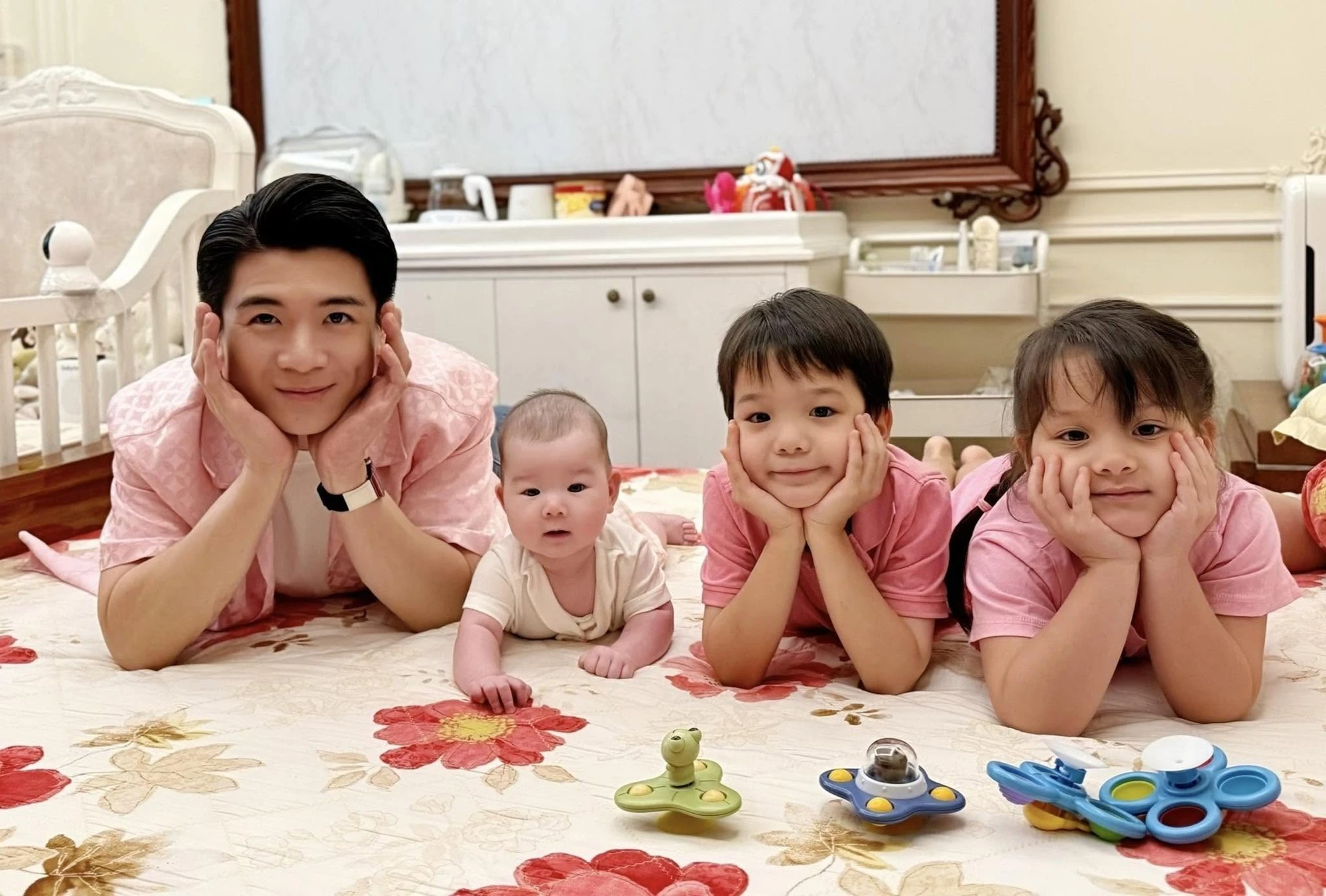 Bố đơn thân nghìn tỷ Đỗ Quang Vinh khoe công chúa út hơn 1 tuổi: Cục Bông trắng muốt, giống ba như tạc, bám ba nhất nhà - Hình 11
