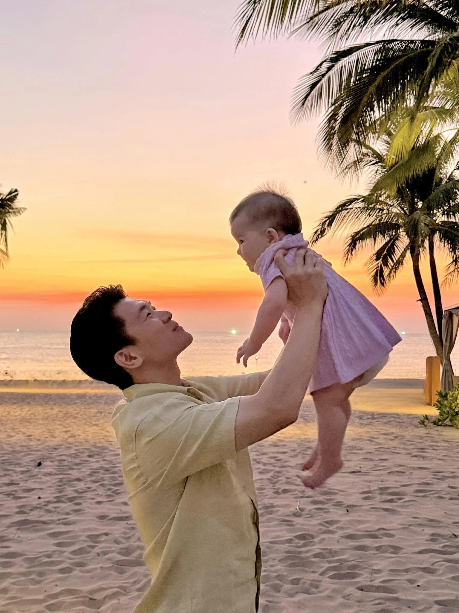 Bố đơn thân nghìn tỷ Đỗ Quang Vinh khoe công chúa út hơn 1 tuổi: Cục Bông trắng muốt, giống ba như tạc, bám ba nhất nhà - Hình 9