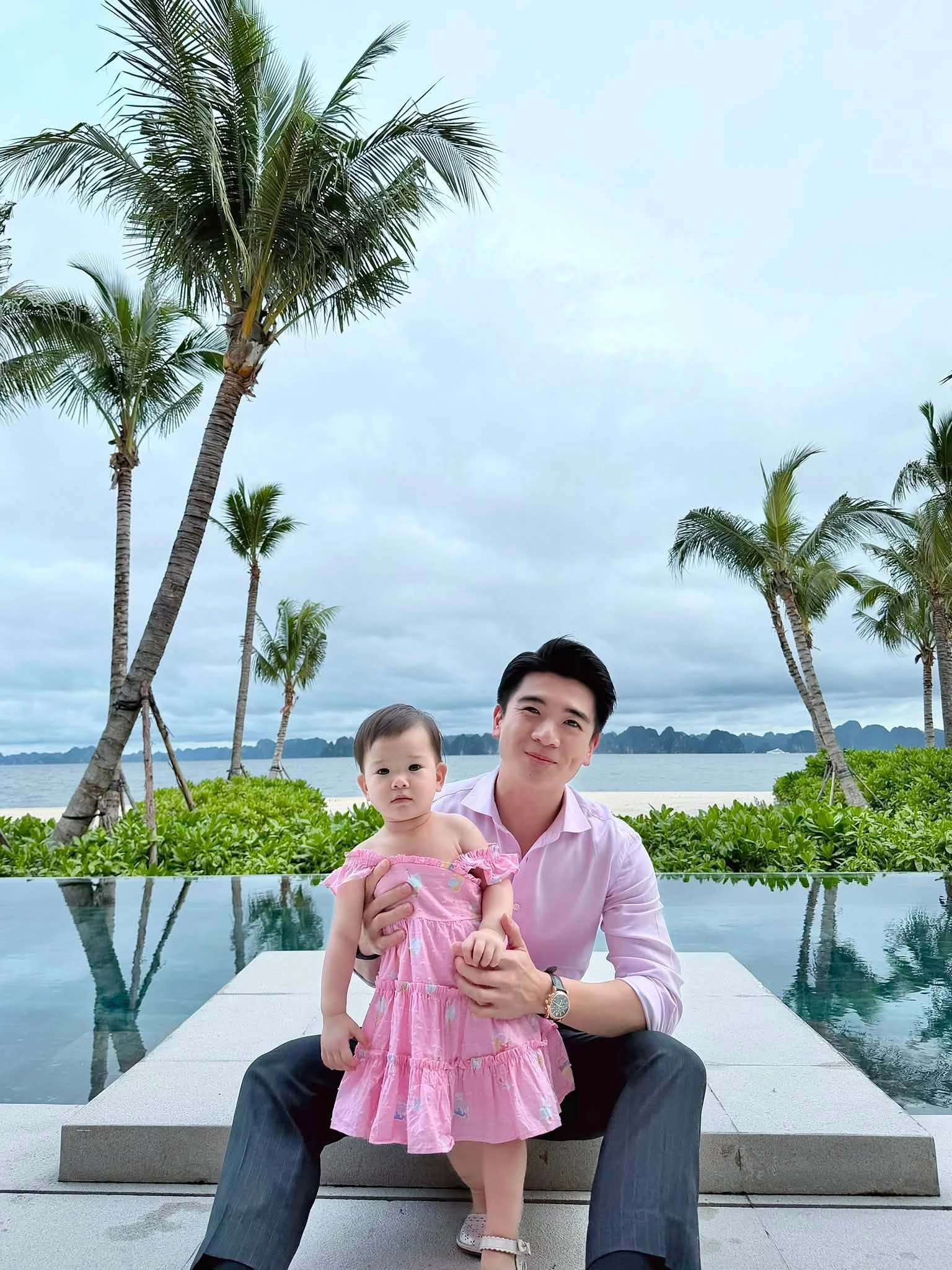 Bố đơn thân nghìn tỷ Đỗ Quang Vinh khoe công chúa út hơn 1 tuổi: Cục Bông trắng muốt, giống ba như tạc, bám ba nhất nhà - Hình 3