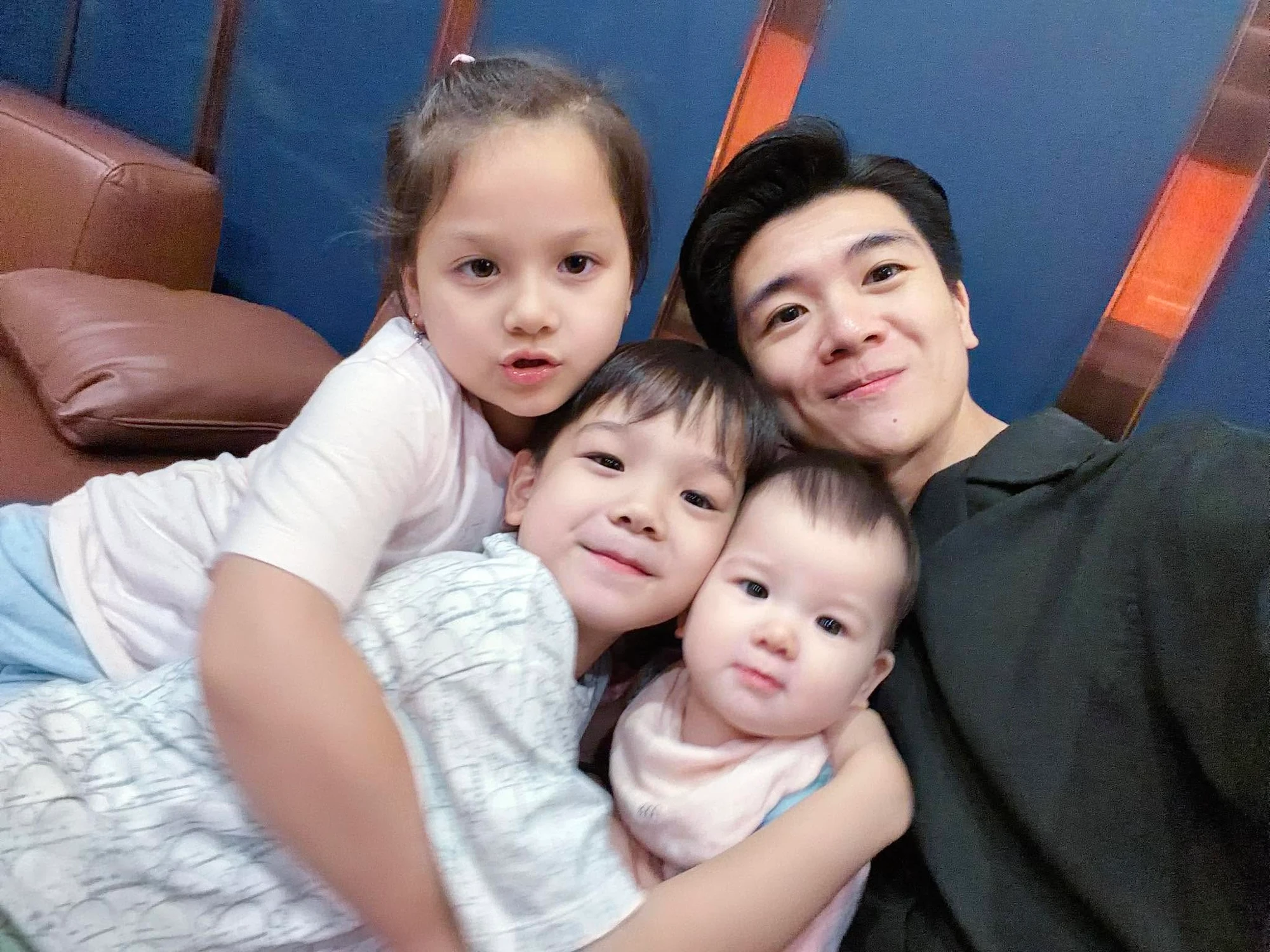 Bố đơn thân nghìn tỷ Đỗ Quang Vinh khoe công chúa út hơn 1 tuổi: Cục Bông trắng muốt, giống ba như tạc, bám ba nhất nhà - Hình 8
