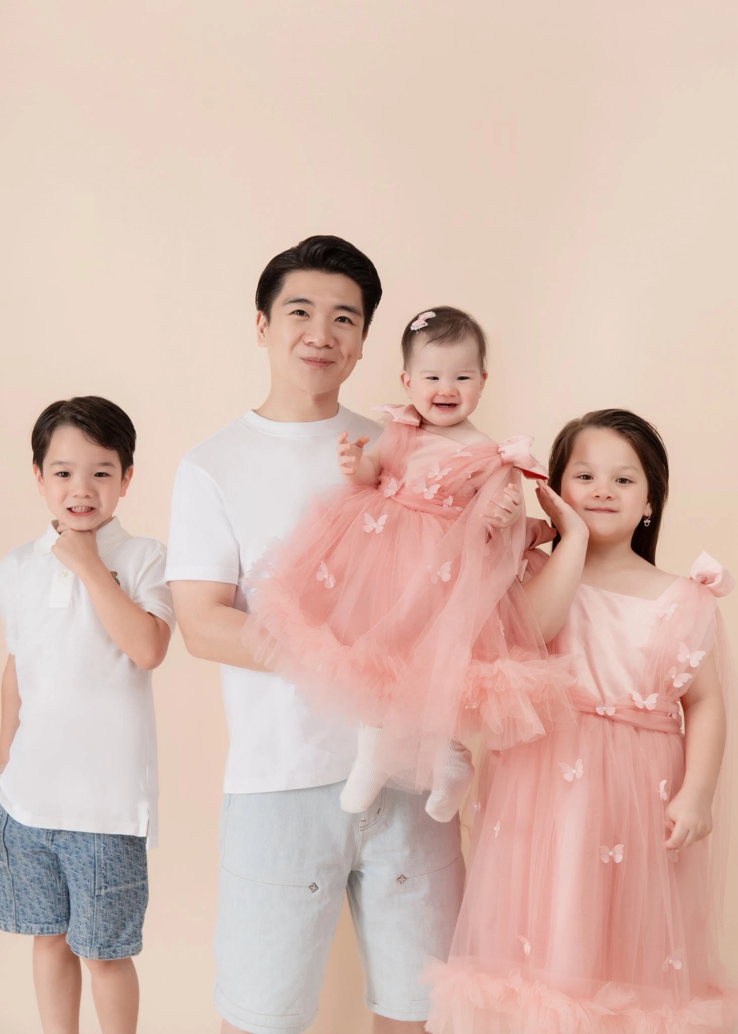 Bố đơn thân nghìn tỷ Đỗ Quang Vinh khoe công chúa út hơn 1 tuổi: Cục Bông trắng muốt, giống ba như tạc, bám ba nhất nhà - Hình 4