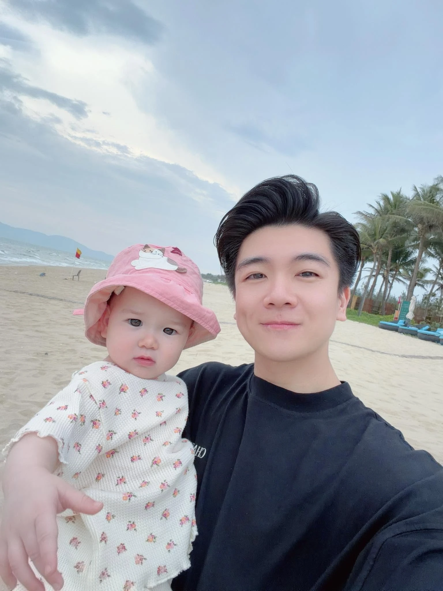 Bố đơn thân nghìn tỷ Đỗ Quang Vinh khoe công chúa út hơn 1 tuổi: Cục Bông trắng muốt, giống ba như tạc, bám ba nhất nhà - Hình 7