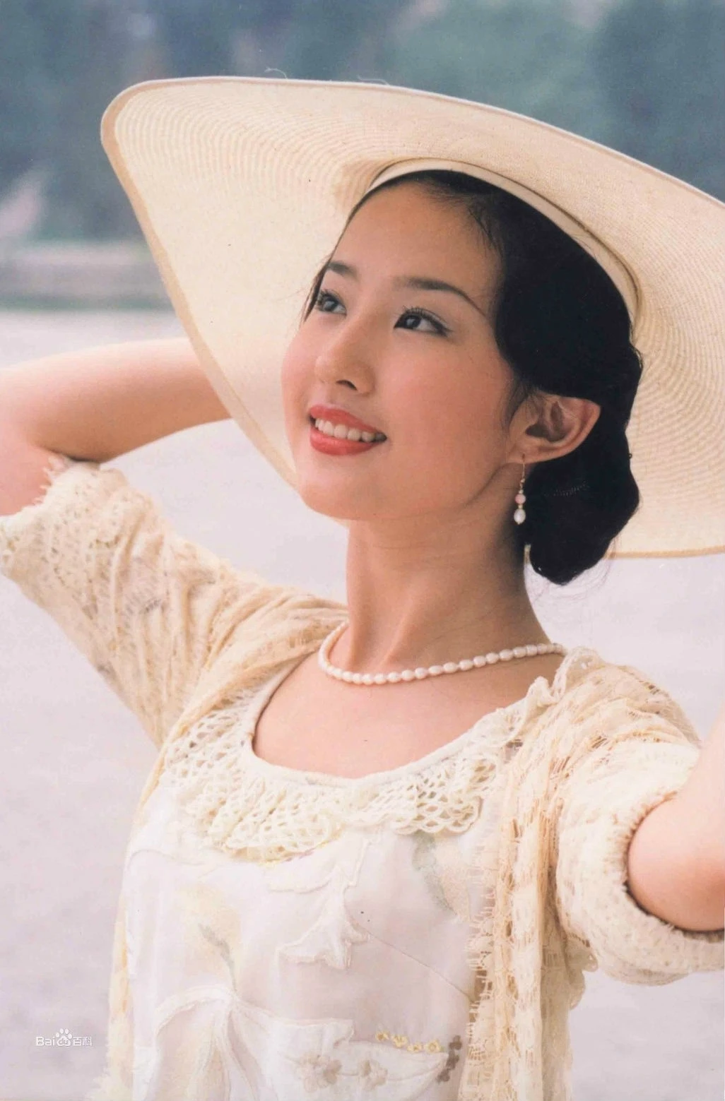 Bức ảnh chứng minh Lưu Diệc Phi mãi mãi là thần tiên tỷ tỷ: Thần nữ trong tranh cũng chỉ đến vậy - Hình 5