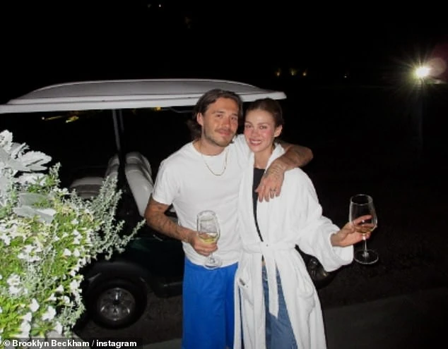 Cắt đứt với bố mẹ đẻ, Brooklyn Beckham xóa bỏ kỷ niệm ngày cưới vì ký ức buồn của vợ với Victoria trong ngày cưới - Hình 1