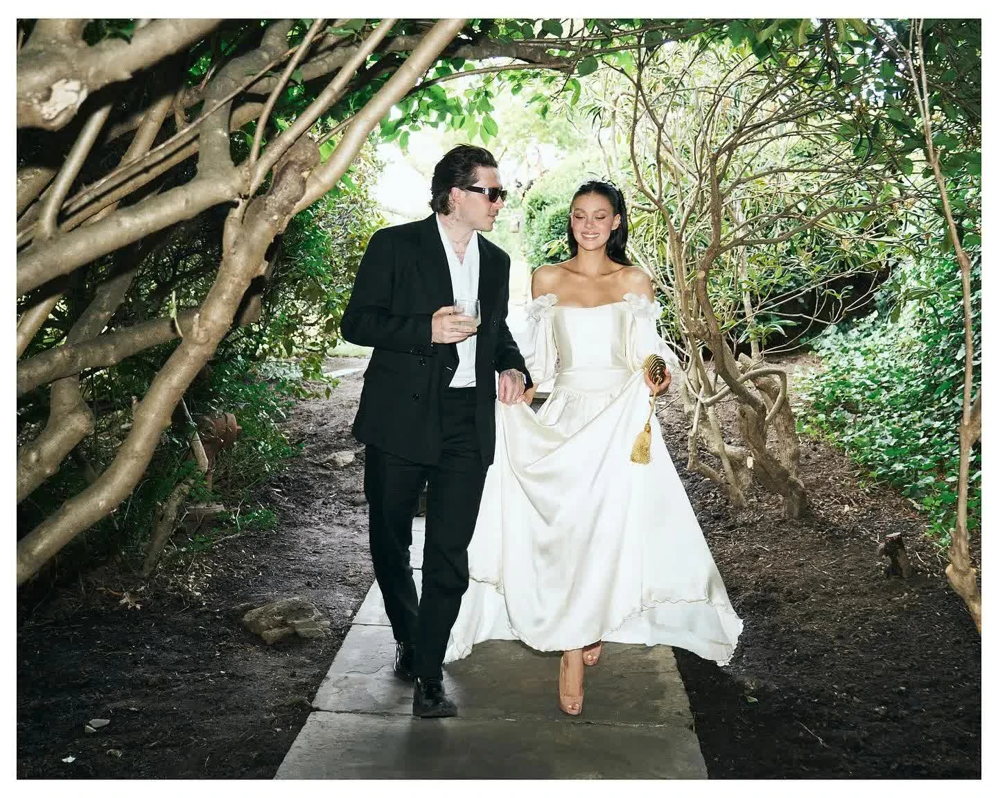 Cắt đứt với bố mẹ đẻ, Brooklyn Beckham xóa bỏ kỷ niệm ngày cưới vì ký ức buồn của vợ với Victoria trong ngày cưới - Hình 2