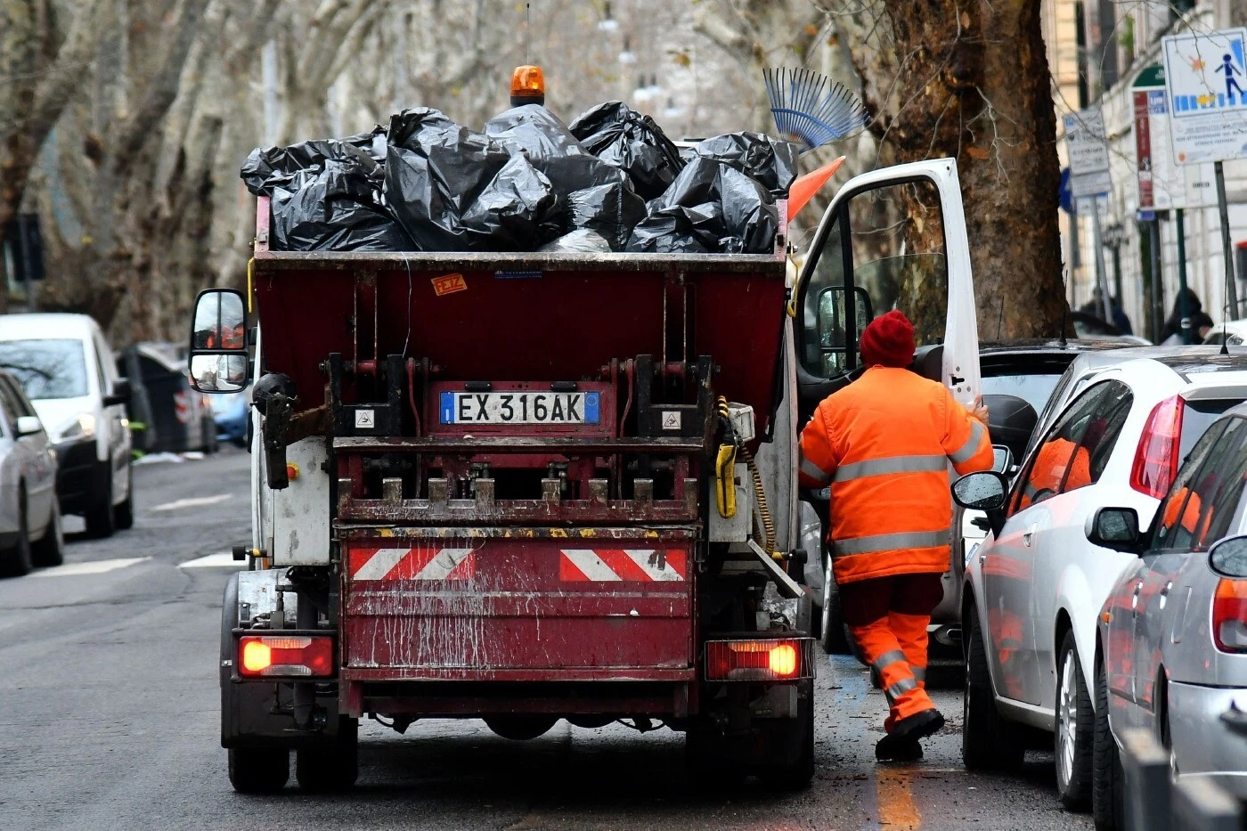 Lao công giúp người phụ nữ Italy tìm lại vé số trúng 1 triệu euro vứt nhầm - Hình 1
