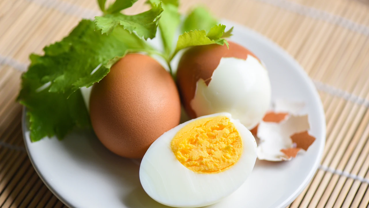 Luộc trứng tưởng đơn giản, nhưng sai một bước có thể mất ngon hao hụt dinh dưỡng - Hình 2