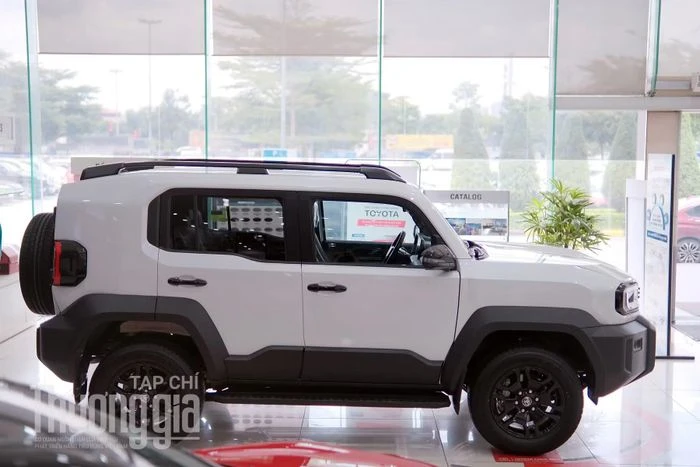 Toyota Land Cruiser FJ giá 1,198 tỷ đồng: Đắt nhưng có lợi thế một mình một sân - Hình 5