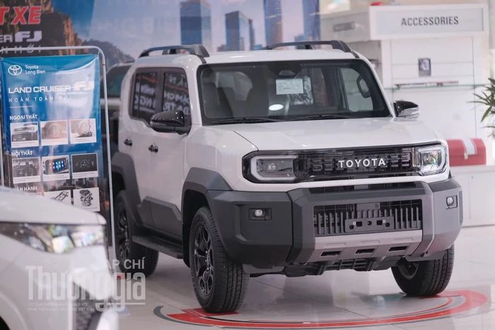 Toyota Land Cruiser FJ giá 1,198 tỷ đồng: Đắt nhưng có lợi thế một mình một sân - Hình 4