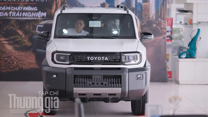 Toyota Land Cruiser FJ giá 1,198 tỷ đồng: Đắt nhưng có lợi thế một mình một sân - Hình 1