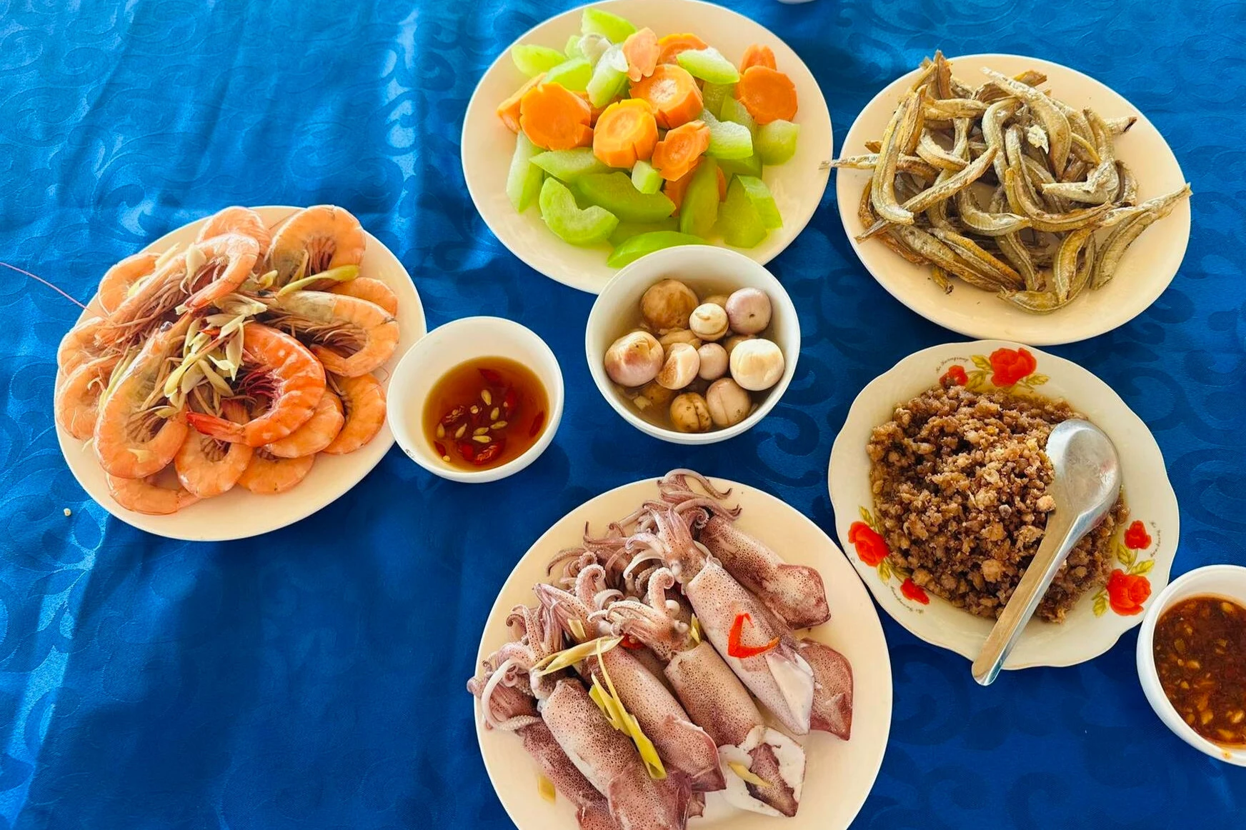 3 hòn đảo hoang sơ không phải ai cũng biết ở Quảng Ninh, nhiều món hải sản ngon - Hình 4