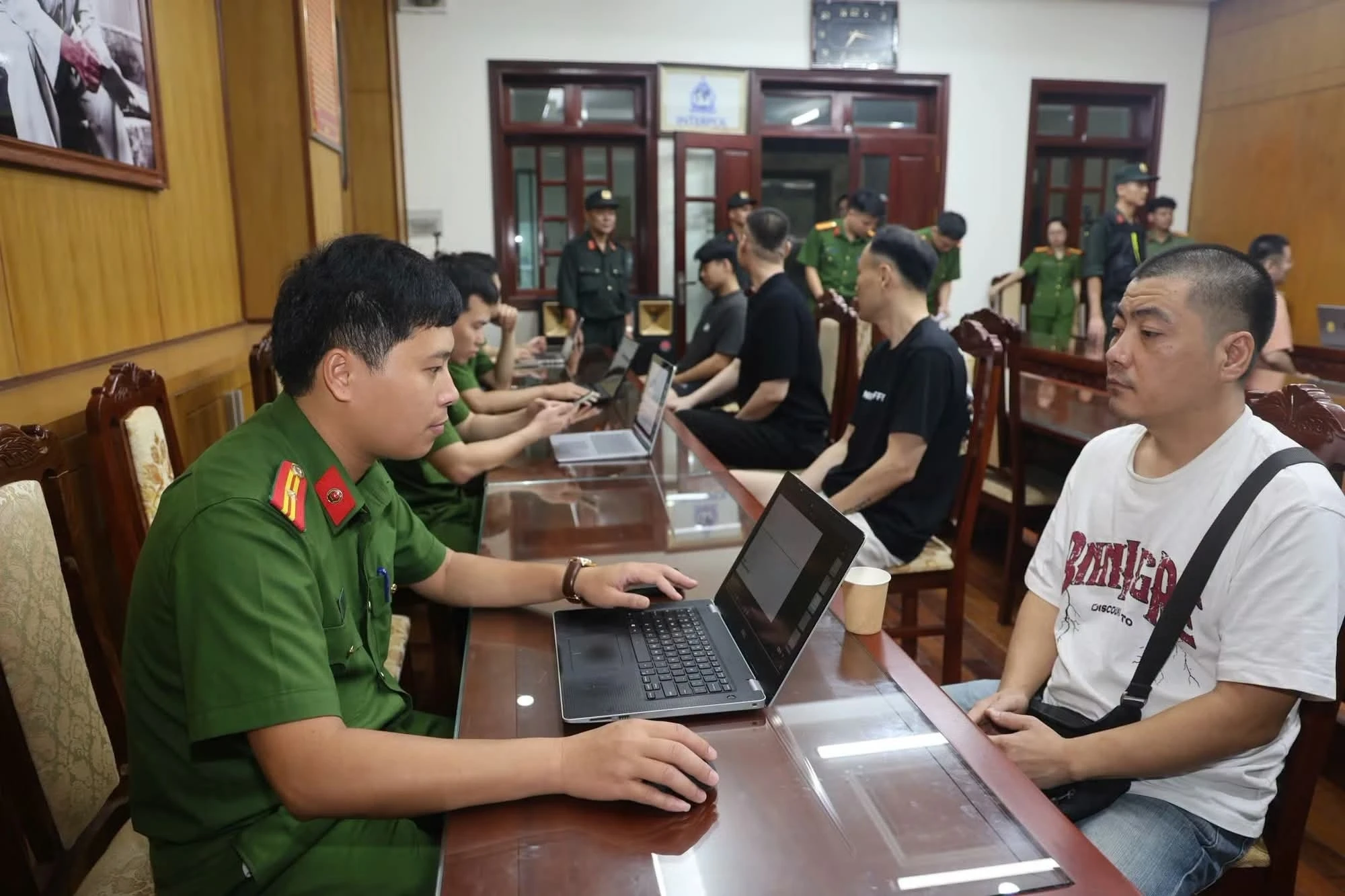 Bàn giao 8 người Hàn Quốc bị Interpol truy nã đỏ - Hình 1