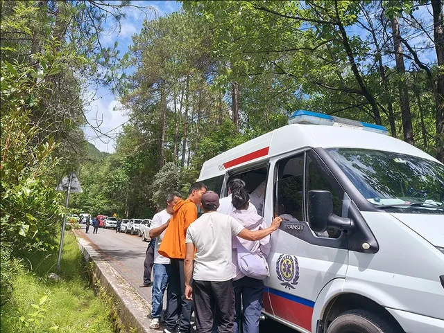 Bé gái 9 tuổi vào rừng hái nấm rồi mất tích, gần 20 giờ sau được cứu hộ tìm thấy ở nơi không ai ngờ - Hình 3