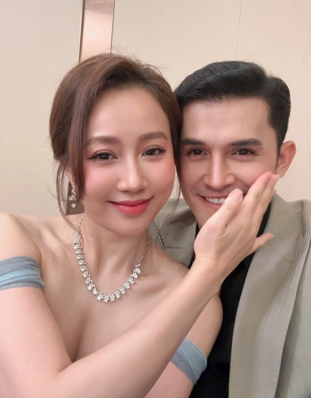 Cặp đôi Vbiz bị team qua đường bắt gặp hẹn hò: Dính nhau sát rạt, phim giả tình thật khó chối cãi - Hình 5