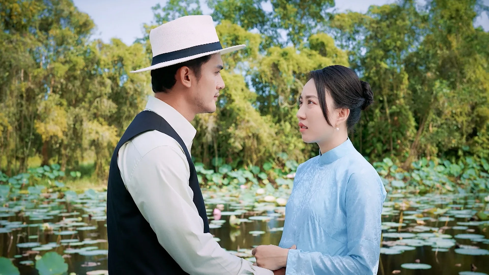 Cặp đôi Vbiz bị team qua đường bắt gặp hẹn hò: Dính nhau sát rạt, phim giả tình thật khó chối cãi - Hình 6