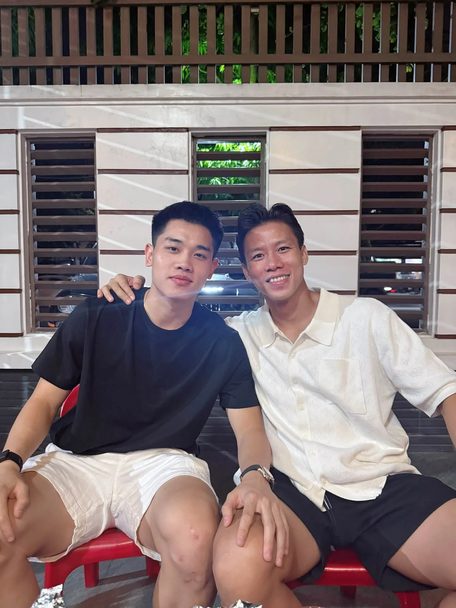 Cậu bé hồi nhỏ đen nhẻm chụp ảnh cùng Quế Ngọc Hải: Giờ thành ngôi sao, cứ hô tên là cả nước mong có bàn thắng - Hình 2
