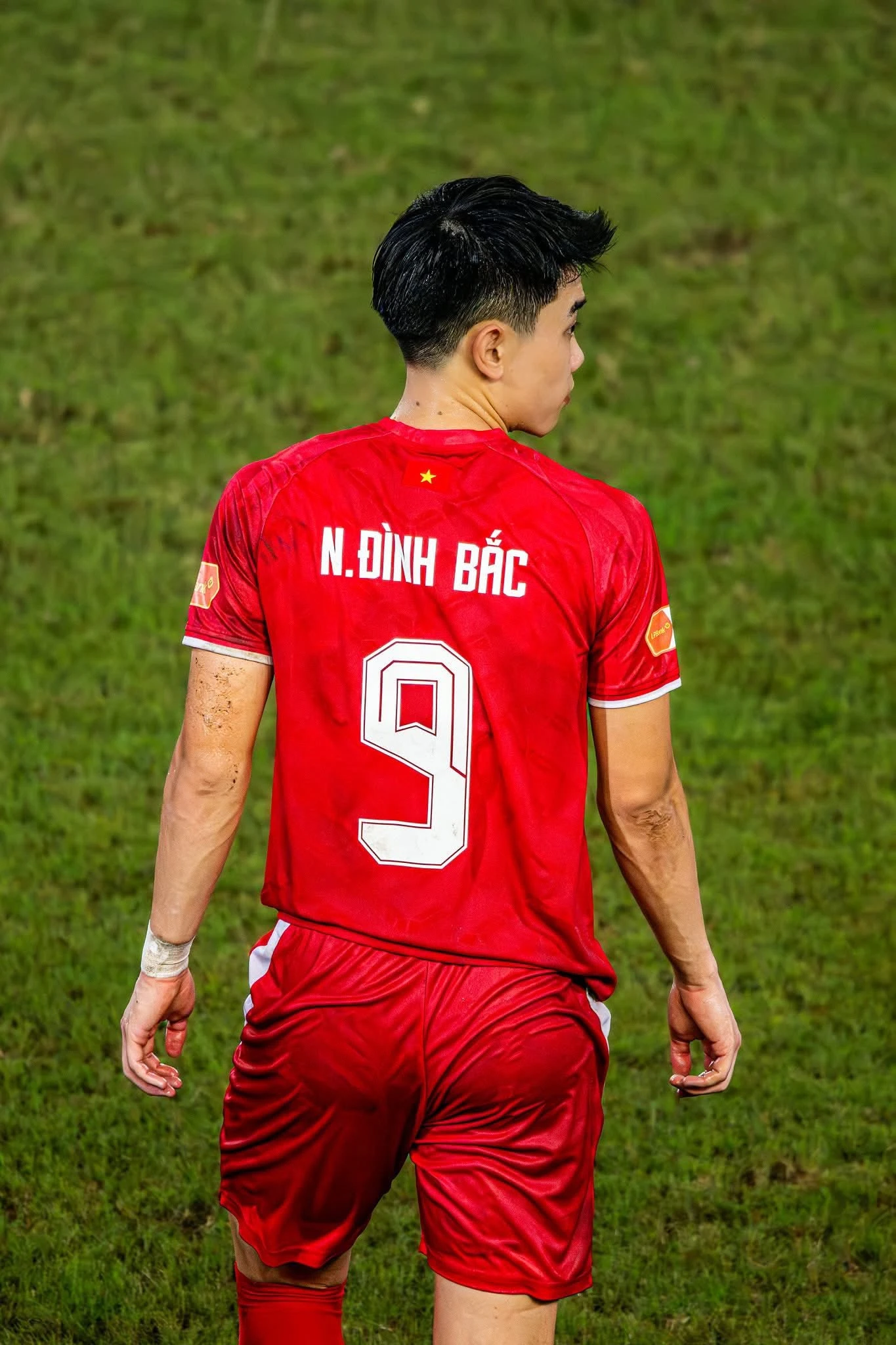 Cậu bé hồi nhỏ đen nhẻm chụp ảnh cùng Quế Ngọc Hải: Giờ thành ngôi sao, cứ hô tên là cả nước mong có bàn thắng - Hình 4