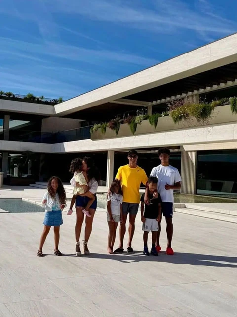 Chi tiết sang trọng nhất tại siêu biệt thự của Ronaldo khiến ai cũng bất ngờ - Hình 1