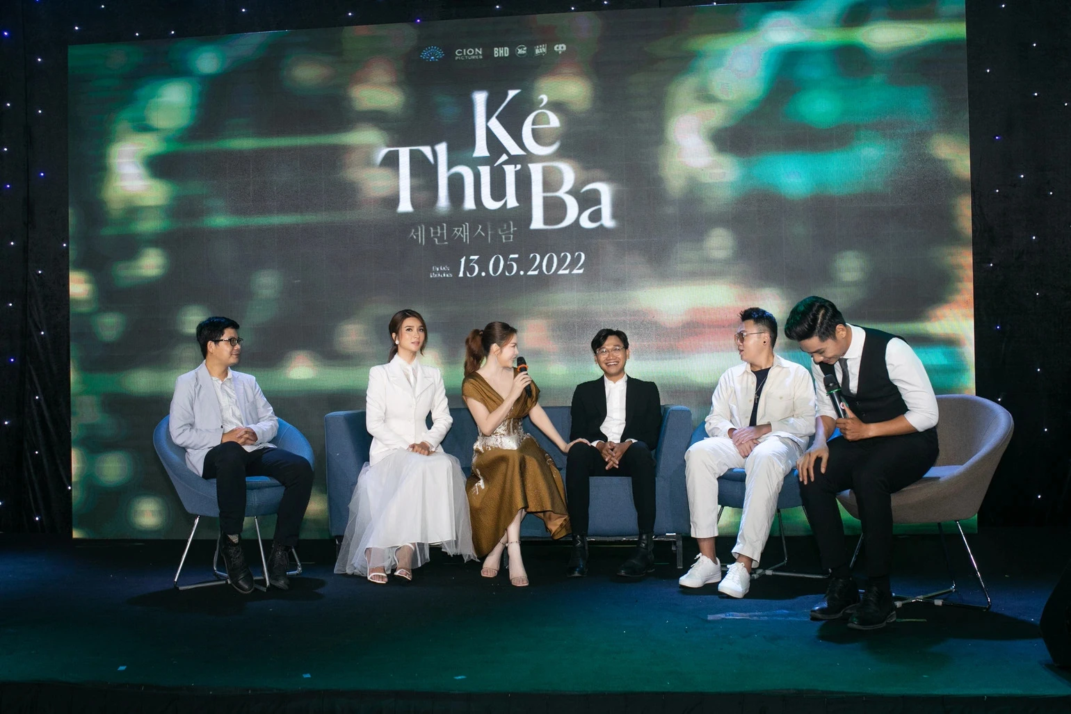 Cú ngã ê chề của Lý Nhã Kỳ - Hình 2