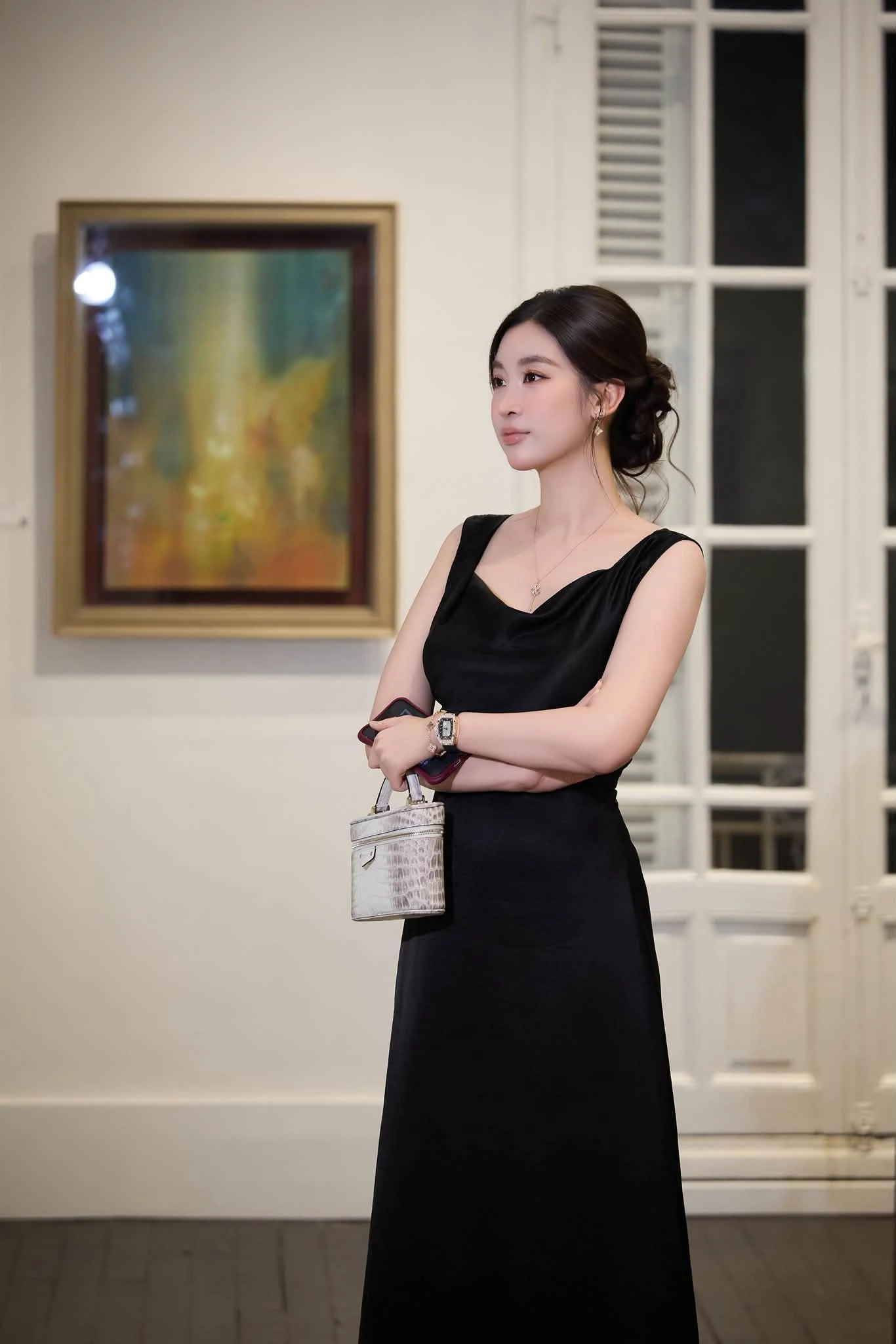 Hoa hậu nghèo nhất Việt Nam đứng yên cũng toát khí chất phú bà, visual hậu sinh con thứ 2 gây chú ý - Hình 2