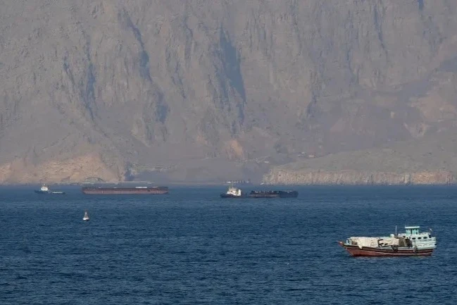 Iran cân nhắc cấm tàu của Mỹ, Israel qua eo biển Hormuz - Hình 1