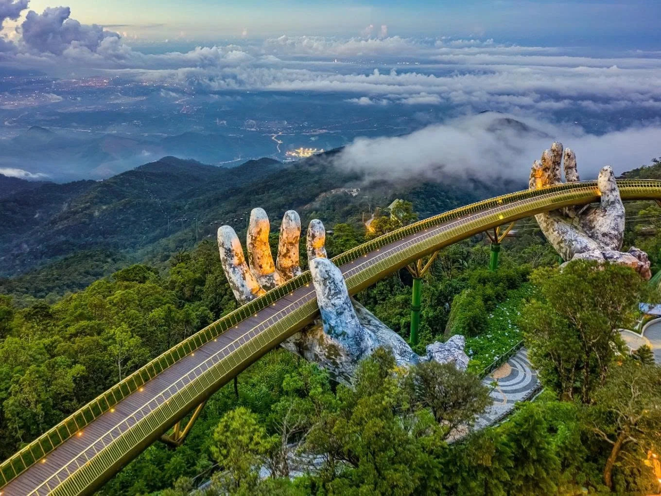 Khách Việt đổ xô đi biển, Đà Nẵng được tìm kiếm nhiều nhất - Hình 1