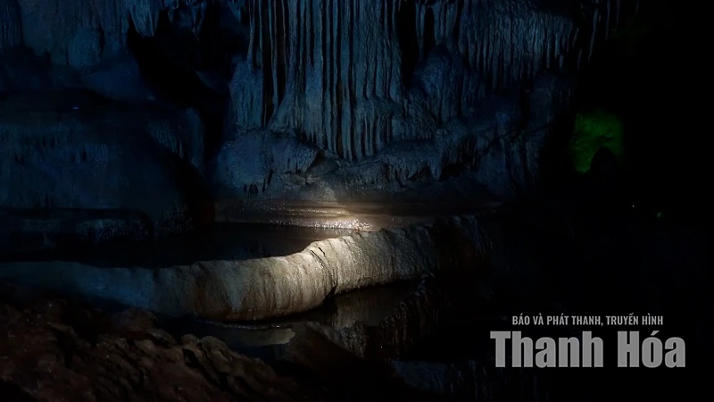 Khám phá vẻ đẹp huyền ảo của động Tiên Sơn - Hình 4