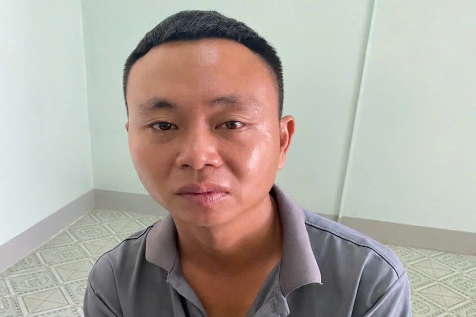 Khởi tố cha dượng tát, bóp cổ con riêng 3 tuổi của vợ - Hình 1