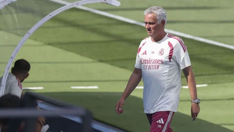 Mourinho được xóa án phạt - Hình 2