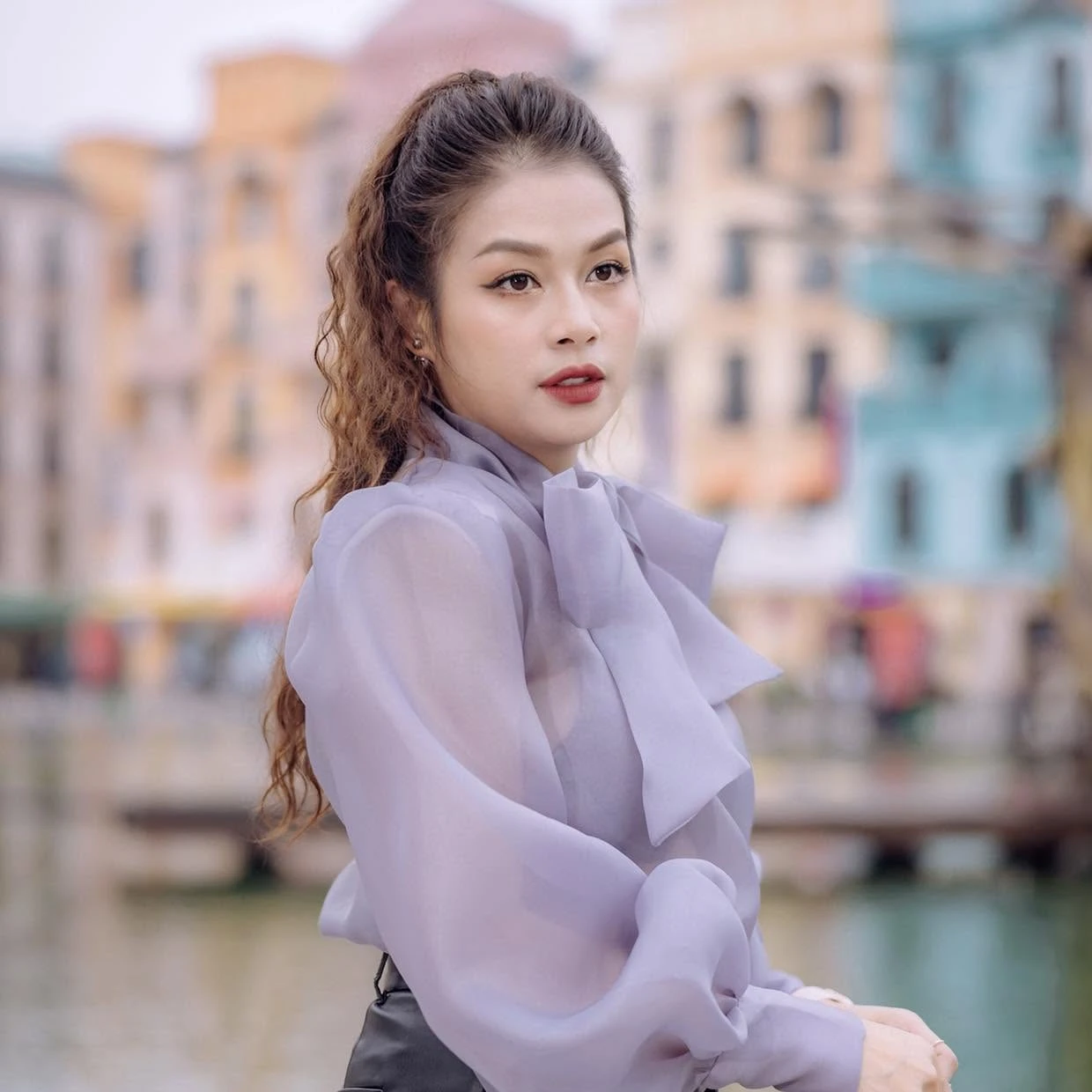Mỹ nhân ghê gớm nhất Hoa Cỏ May sau 25 năm: Nhan sắc thăng hạng sau biến cố, đẹp hơn thời mới vào nghề - Hình 9