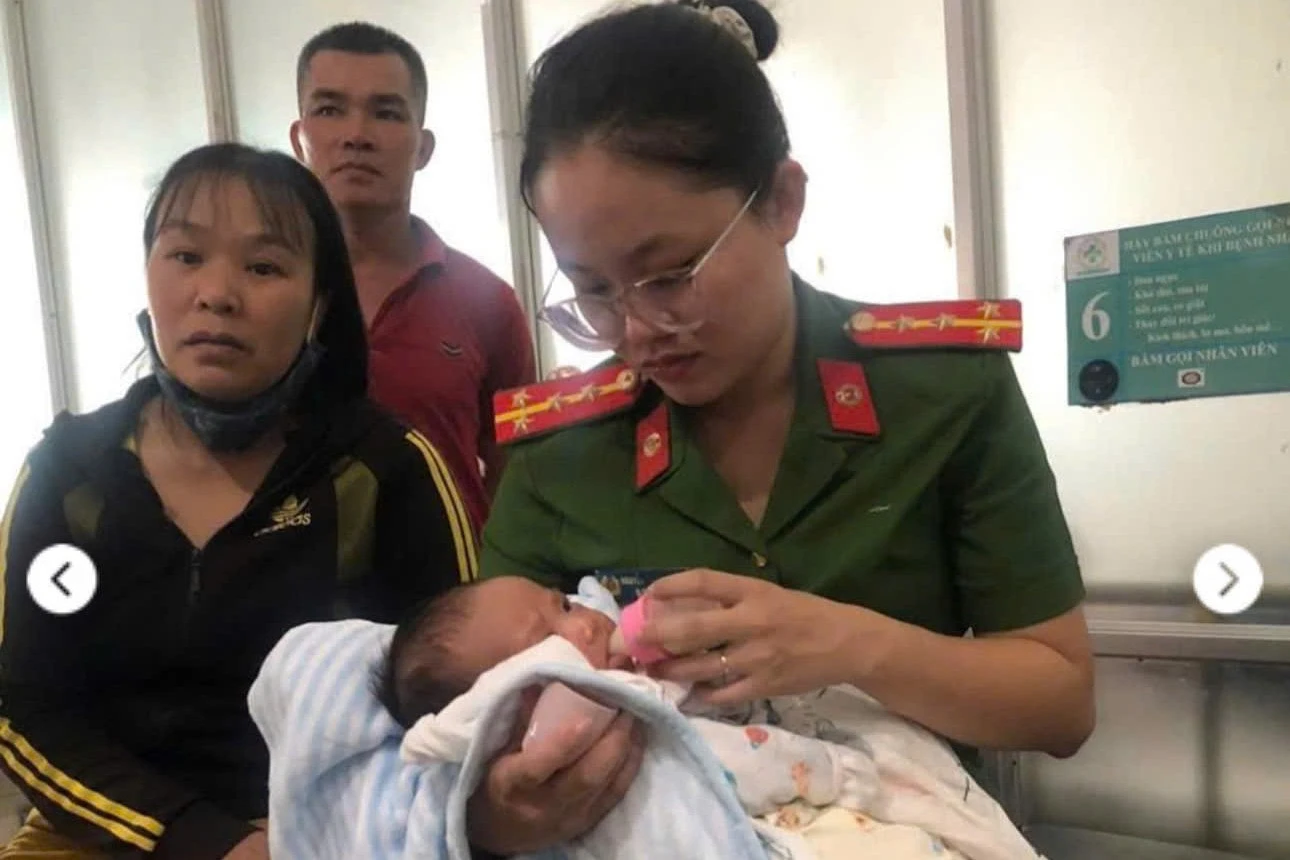 Người nhặt phế liệu bất ngờ thấy bé gái 2 tháng tuổi trong giỏ nhựa ven đường - Hình 1