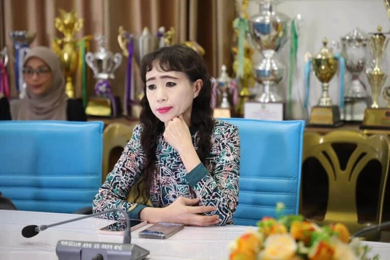 Nữ cán bộ Thái Lan lên tiếng sau khi gây bão mạng vì phong cách trang điểm rực rỡ trong cuộc họp ngân sách - Hình 2