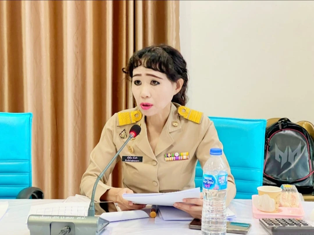 Nữ cán bộ Thái Lan lên tiếng sau khi gây bão mạng vì phong cách trang điểm rực rỡ trong cuộc họp ngân sách - Hình 1