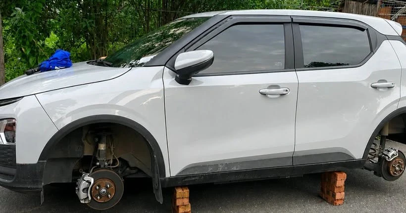Ô tô bị tháo trộm 2 bánh trong đêm tại khu đô thị ở Hà Nội - Hình 1