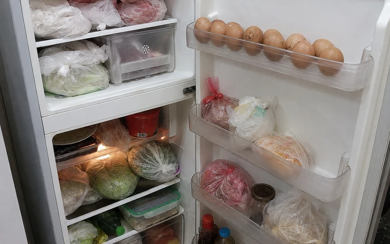 Tôi sang chị chồng chơi, mở tủ lạnh nhìn khay trứng nhà chị mà tôi bàng hoàng tột độ - Hình 1