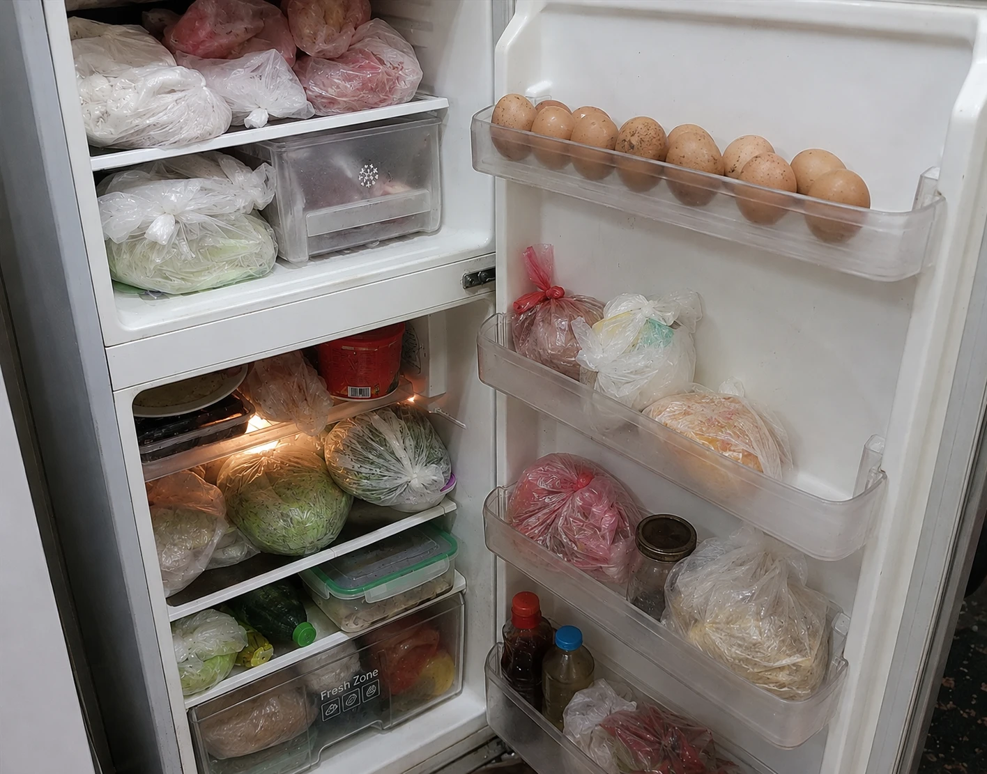 Tôi sang chị chồng chơi, mở tủ lạnh nhìn khay trứng nhà chị mà tôi bàng hoàng tột độ - Hình 2