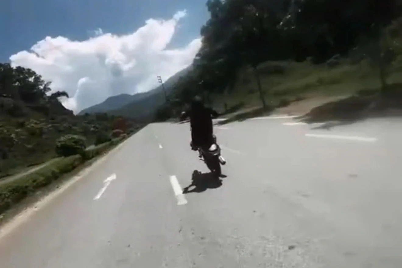 Xử lý nhóm thanh, thiếu niên bốc đầu xe máy rồi đăng clip lên TikTok - Hình 1