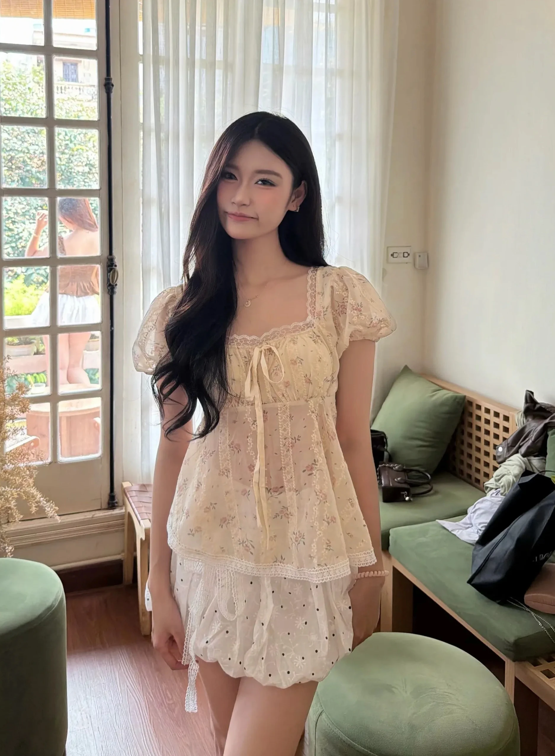 Áo cổ vuông giấu khuyết điểm bắp tay đầy tinh tế - Hình 6