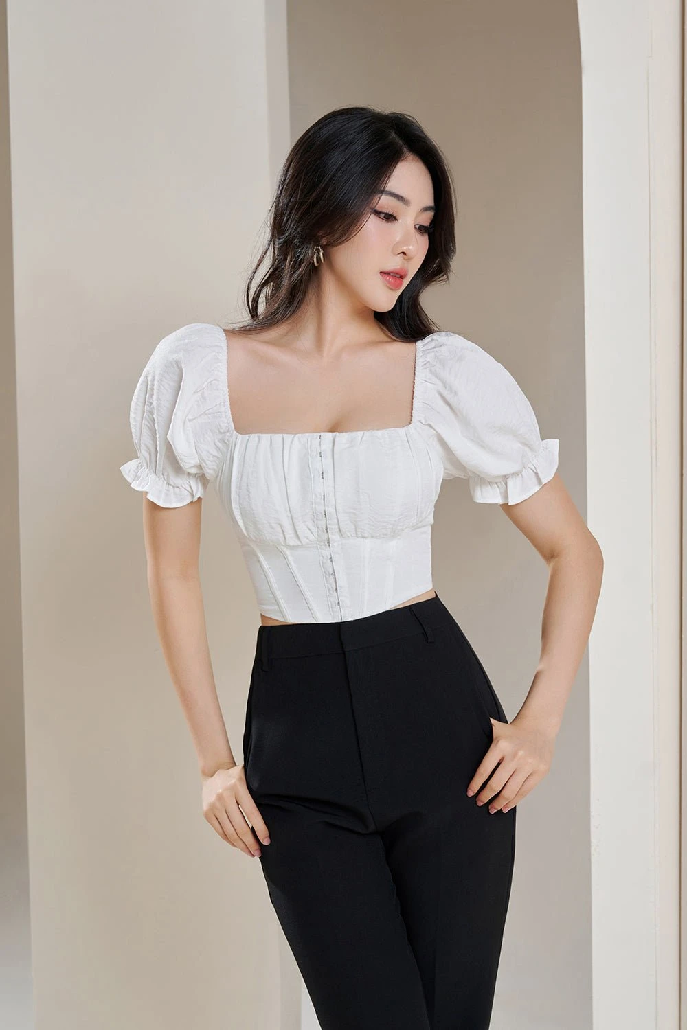 Áo cổ vuông giấu khuyết điểm bắp tay đầy tinh tế - Hình 1